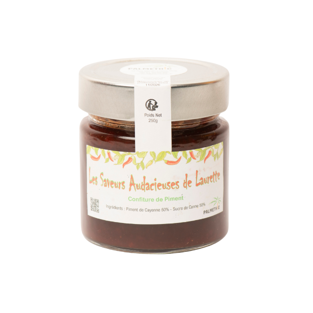Confiture de piment rouge et poivron en pot, étiquette blanche et toque argentée sur le couvercle, prêt à cuisiner. Comment faire confiture piment intégrée naturellement.