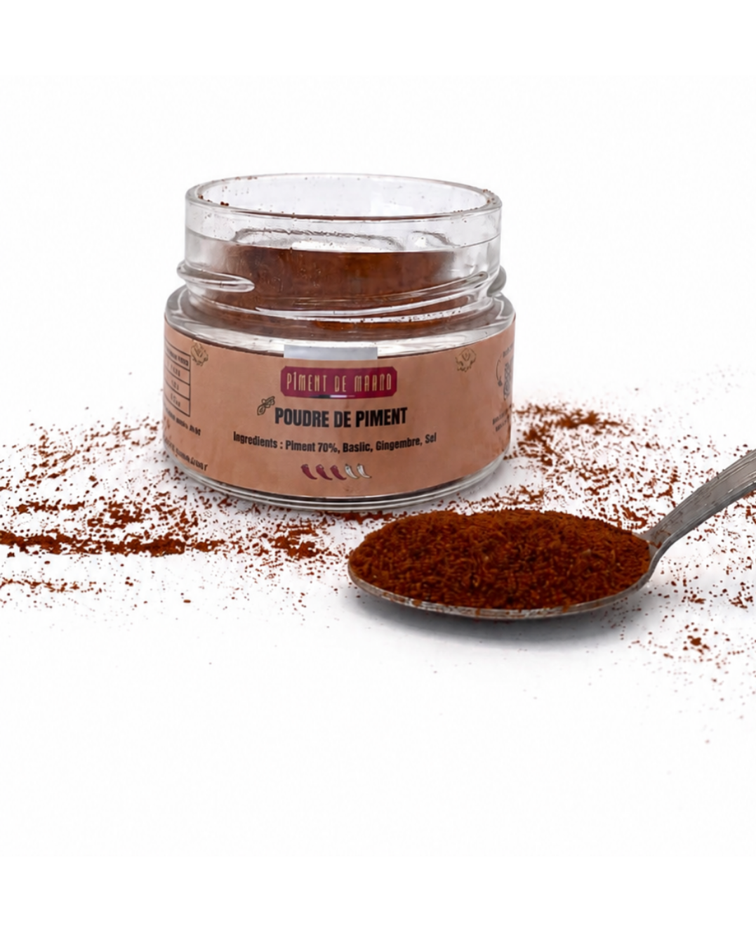 Piment en poudre dans un pot transparent, label rose, avec de la poudre rouge éparpillée et une cuillère remplie de poudre sur fond blanc. Intègre les mots clés: effets du piment fort sur la santé.